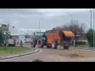 Les agriculteurs en colère déversent du fumier sur la route à Saint-Parres-aux-Tertres