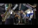 Des saxophonistes en concert dans un train