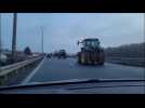 Calais : des agriculteurs arrivent en tracteur pour bloquer l'A16