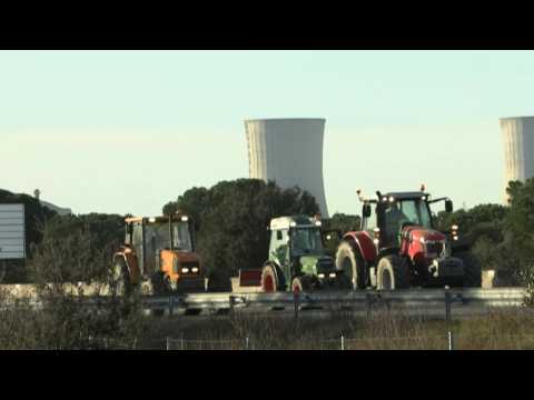 French farmers protest: tractors block southern motorway