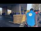 Bergues : les agriculteurs déchargent des ballots de paille pour bloquer l'A25