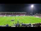 Football - Coupe de France : les joueurs du FC Rouen débutent leur échauffement sous les acclamations du stade Diochon