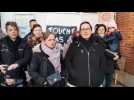 Les parents d'élèves et les élus d'Esmery-Hallon devant l'école pour protester contre une fermeture