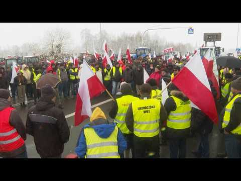 Polish farmers block border with Ukraine