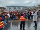 Environ 200 personnes manifestent contre la désindustrialisation de Calais, samedi 10 février