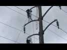 Perchés à 15 m de hauteur les mignards du réseau transport d'électricité interviennent sur une ligne à haute tension
