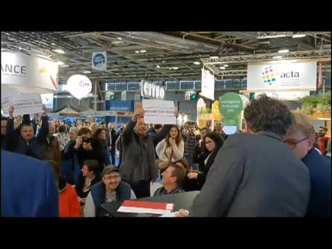 French Agriculture et Ecology ministers booed at the Paris Agriculture Show