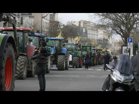 Tractors in the streets of Paris on eve of major agricultural show