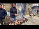 VIDÉO. Les agriculteurs de l'Orne organisent un barbecue devant la préfecture, le préfet s'y rend