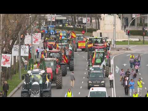 Farmers and tractors block traffic in Madrid to protest competition and bureaucracy
