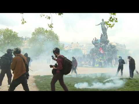 Police clash with demonstrators during Paris May Day march