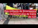 Pourquoi ces militants de Greenpeace ont-ils manifesté en pyjama devant la gare d'Angers ?