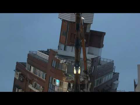 Workers demolish tilting symbol of Taiwan quake