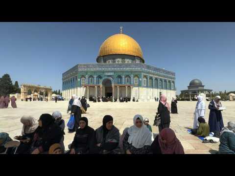 Muslims gather at Jerusalem's Al-Aqsa for last Ramadan Friday prayers