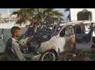 Humanitaires tués à Gaza: des Palestiniens se rassemblent autour du véhicule détruit