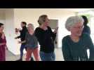 VIDÉO. Dans le Calvados, Marion Bouillon propose des séances de yoga du rire