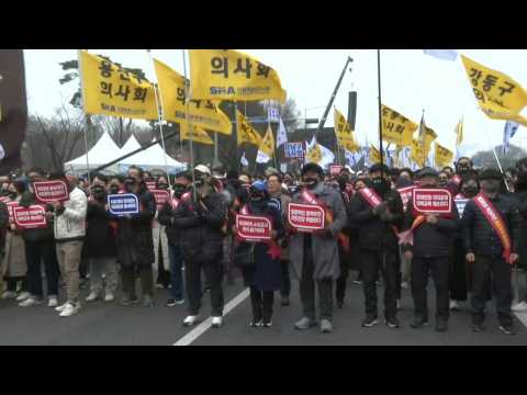 Thousands of demonstrators take part in medical association protest