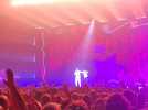 Mika invite un fan à danser sur scène à Lille