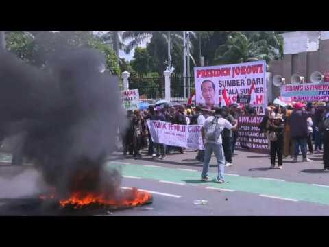 Indonesia: Hundreds protest in front of parliament against alleged poll interference