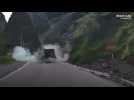 Un éboulement écrase deux camions sur une route au Pérou