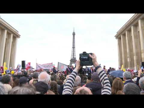 Hundreds gather in Paris for the release of Hamas-held hostages