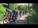 Passage de Paris-Roubaix junior sur les pavés de Quérénaing à Maing