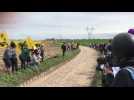 Passage des coureurs de Paris-Roubaix sur le secteur pavé Quérénaing - Maing
