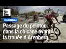 Paris Roubaix 2024: passage du peloton à la chicane avant la trouée d'Arenberg.