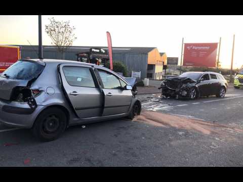 Les images impressionnantes du choc frontal entre deux voitures survenu samedi à Puymoyen
