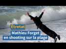 Étretat : Le performeur Mathieu Forget en shooting photo sur la plage