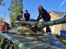 Des lycéens restaurent un char blindé à Sedan