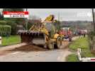 VIDÉO. Les agriculteurs construisent un terre-plein central sur la route Callac-Guingamp