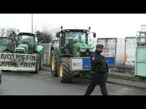 French farmers at doors of Rungis wholesale market, met with police roadblock