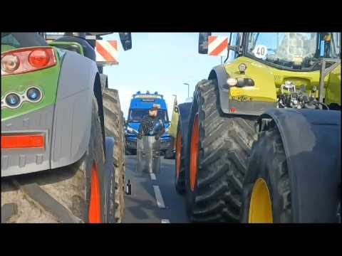 Police block French farmer convoy headed for key food distribution hub