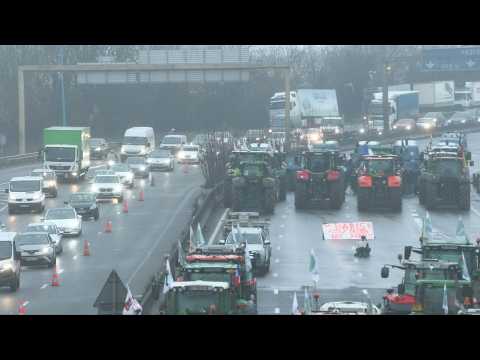 French farmers continue blockade of A6 motorway near Rungis market