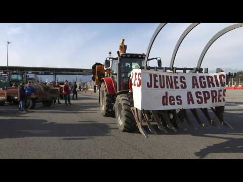 Farmers protest near France-Spain border