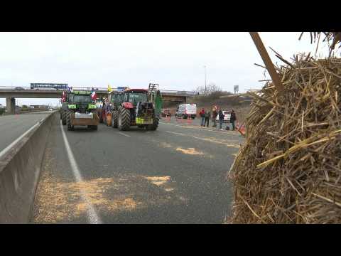 150 Tractors block motorway 30 min from Paris