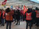 Manifestation des salariés de l'hypermarché Auchan dans la galerie commerciale