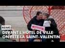 Devant l'hôtel de ville de Reims on fête la Saint-Valentin