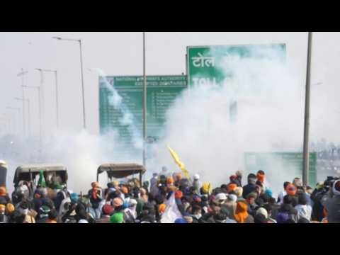 Indian police fire tear gas at farmers in a highway standoff