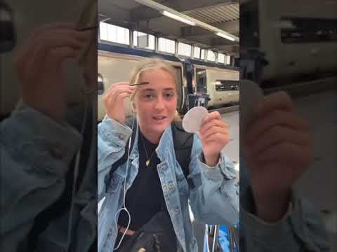 VIDEO : POV : CETTE POTE QUI SE BROSSE LES SOURCILS N?IMPORTE O