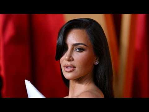 VIDEO : Qui est cet homme avec qui Kim Kardashian a flirt durant l?after party des Oscars 2024 ?