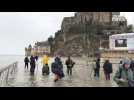 VIDÉO. Les pieds dans l'eau, des centaines de curieux observent le Mont-Saint-Michel devenir une île