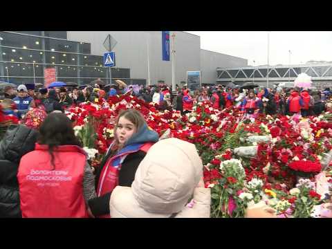 Outside Moscow concert hall people lay flowers in memory of attack victims