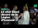 Emmanuel Macron remet la Légion d'honneur au chef autochtone Raoni en pleine forêt tropicale