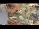Ariège : à Foix, Abdelmalik sculpte sur talc depuis plus de 20 ans dans son atelier