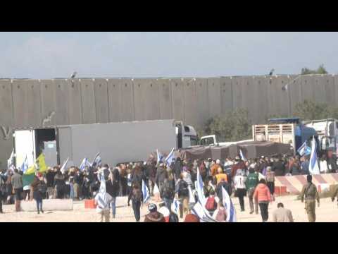 Israeli protesters block aid trucks for Gaza