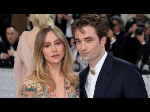VIDEO : Robert Pattinson : sa compagne Suki Waterhouse se confie sur son post-partum