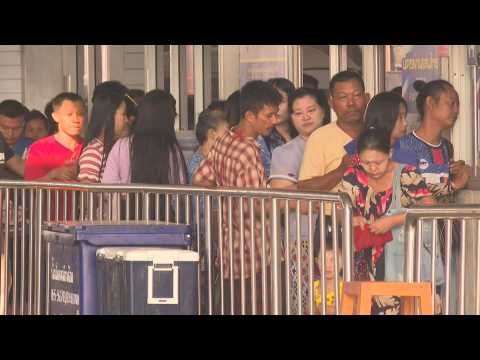 Burmese queue to enter Thailand amid border clashes