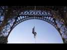 Sur la tour Eiffel, la Française Anouk Garnier bat le record du monde de grimper de corde